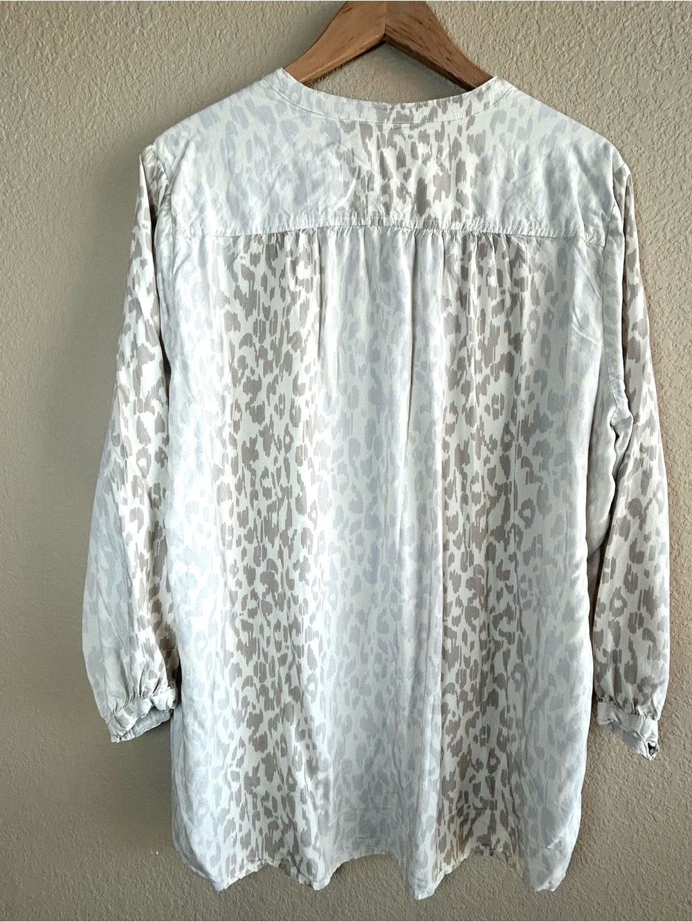 Johnny Was Calme Tan Leopard Print Women’s Blouse Size Large - Picture 2 of 6